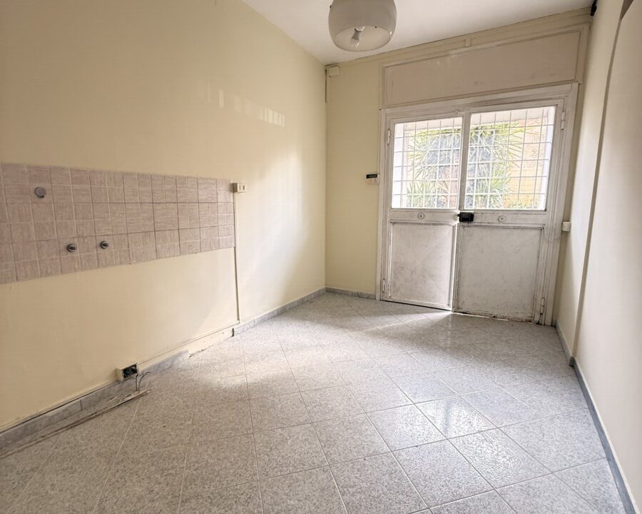 Trilocale in Vendita con Ampio Giardino e Posto Auto