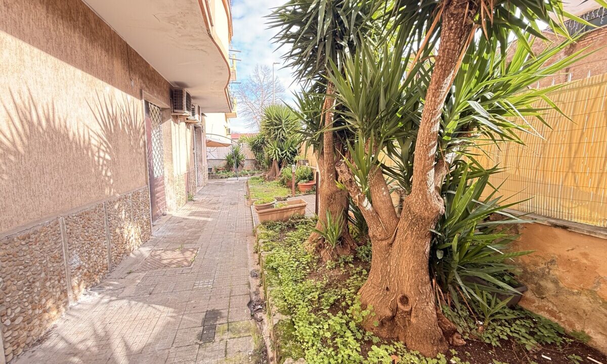 Trilocale in Vendita con Ampio Giardino e Posto Auto