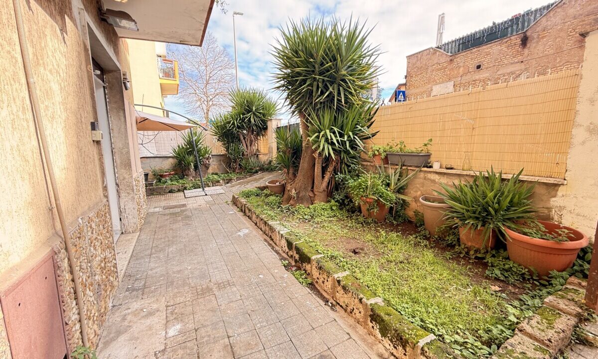 Trilocale in Vendita con Ampio Giardino e Posto Auto