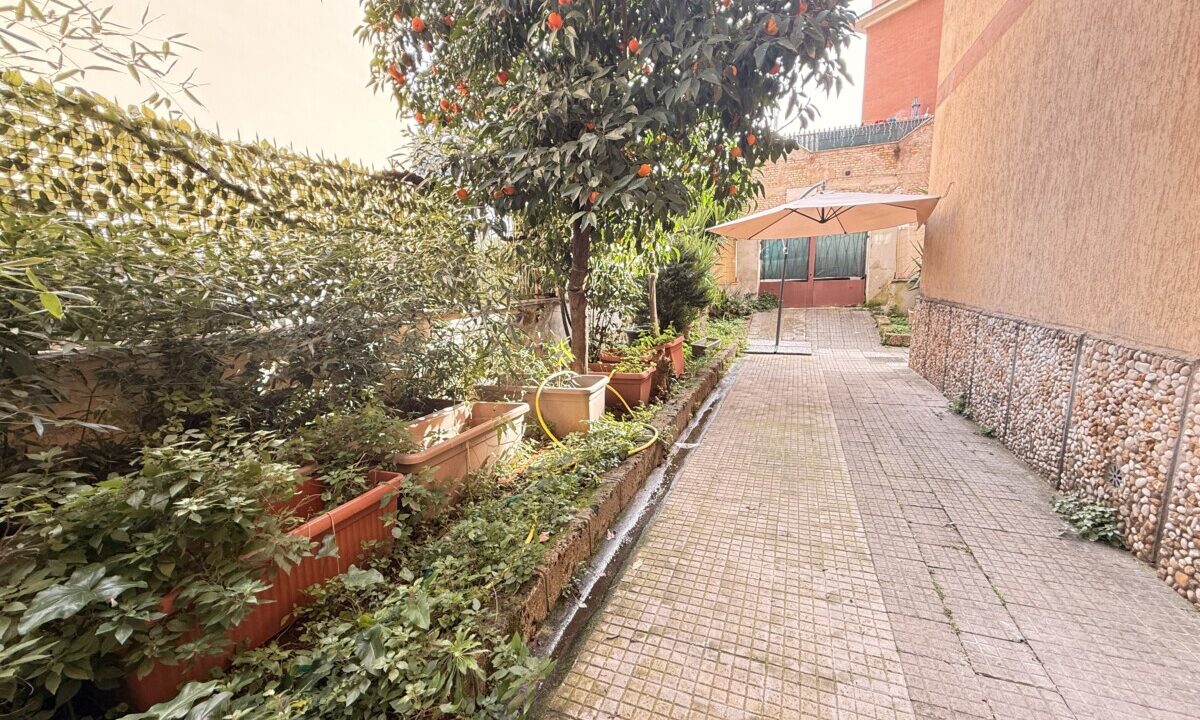 Trilocale in Vendita con Ampio Giardino e Posto Auto