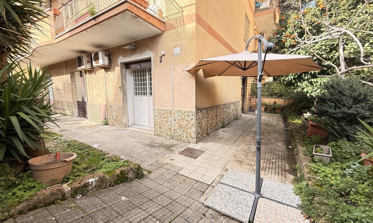 Trilocale in Vendita con Ampio Giardino e Posto Auto