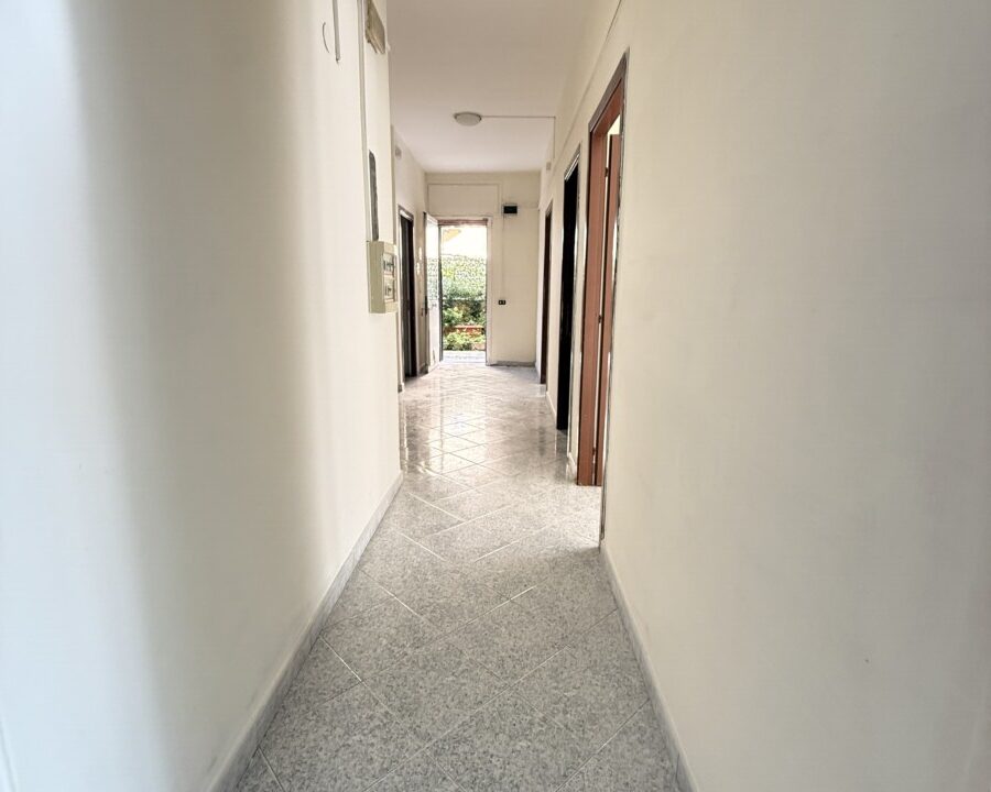 Trilocale in Vendita con Ampio Giardino e Posto Auto