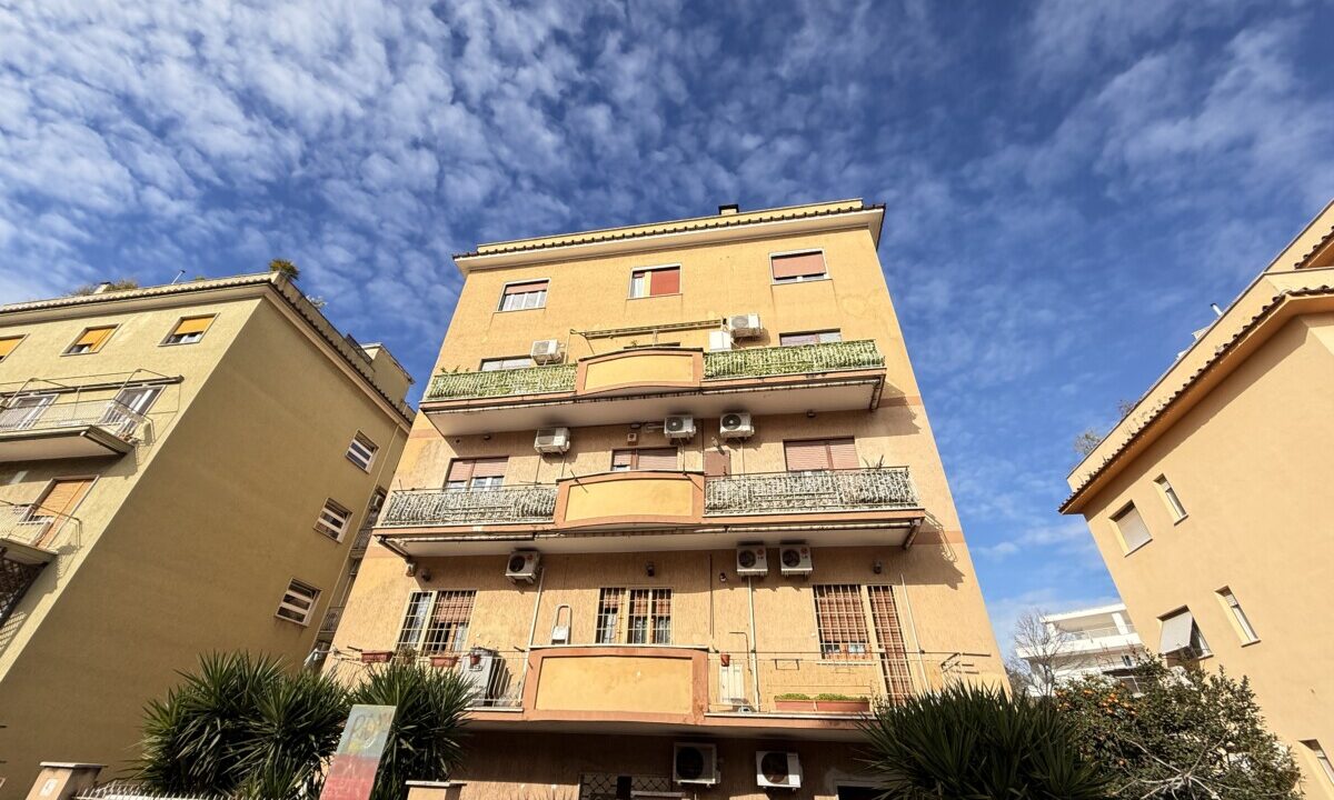 Trilocale in Vendita con Ampio Giardino e Posto Auto