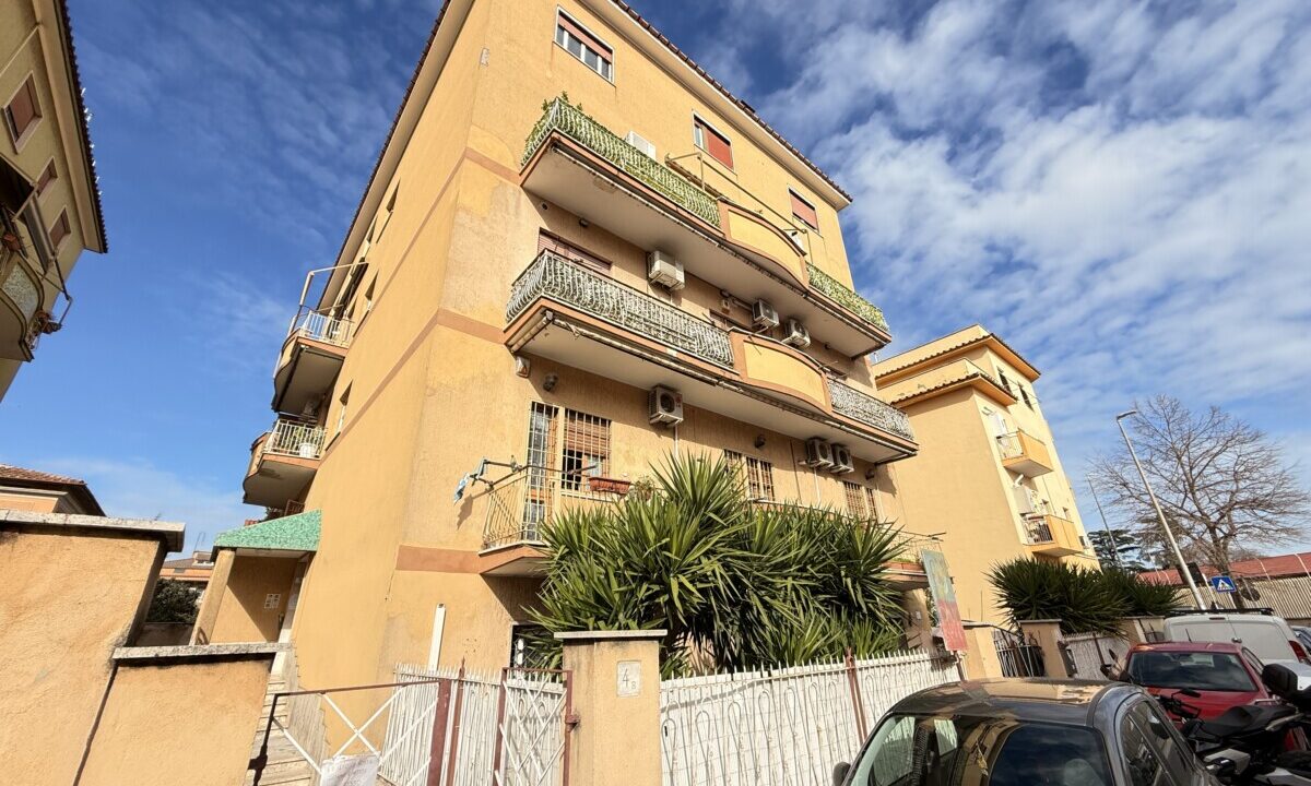 Trilocale in Vendita con Ampio Giardino e Posto Auto