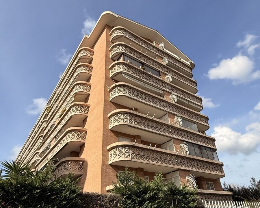 Splendido appartamento in Vendita - Via Roberto Ago con Giardino