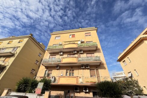 Trilocale in Vendita con Ampio Giardino e Posto Auto