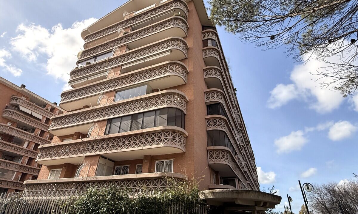 Splendido appartamento in Vendita - Via Roberto Ago con Giardino