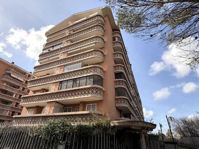 Splendido appartamento in Vendita - Via Roberto Ago con Giardino