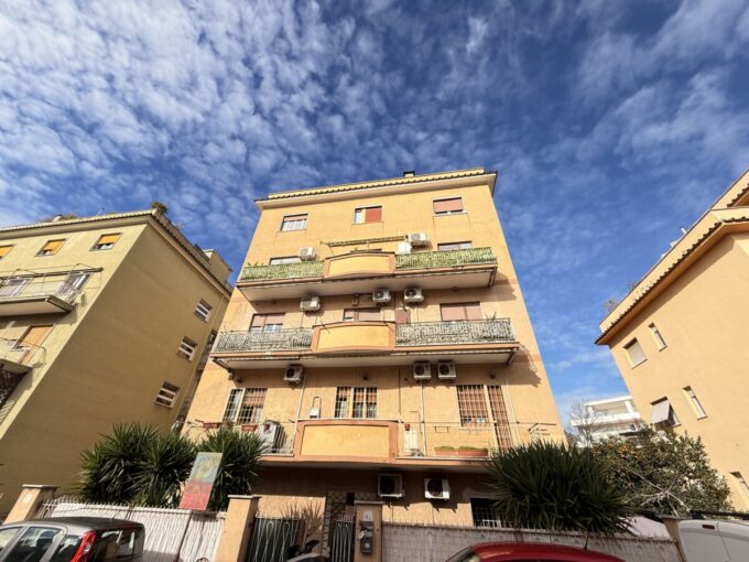 Trilocale in Vendita con Ampio Giardino e Posto Auto