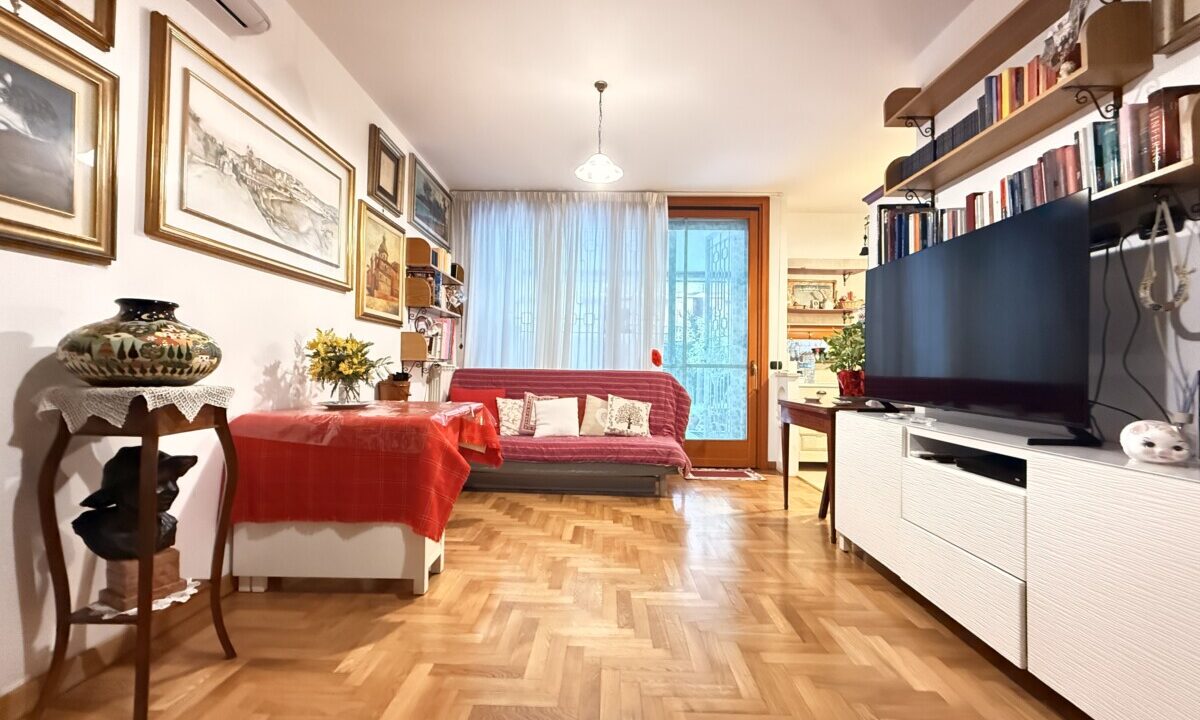 Splendido appartamento in Vendita - Via Roberto Ago con Giardino