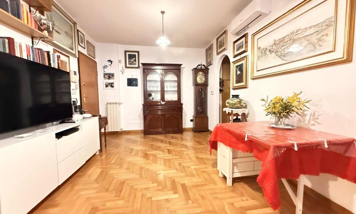 Splendido appartamento in Vendita - Via Roberto Ago con Giardino