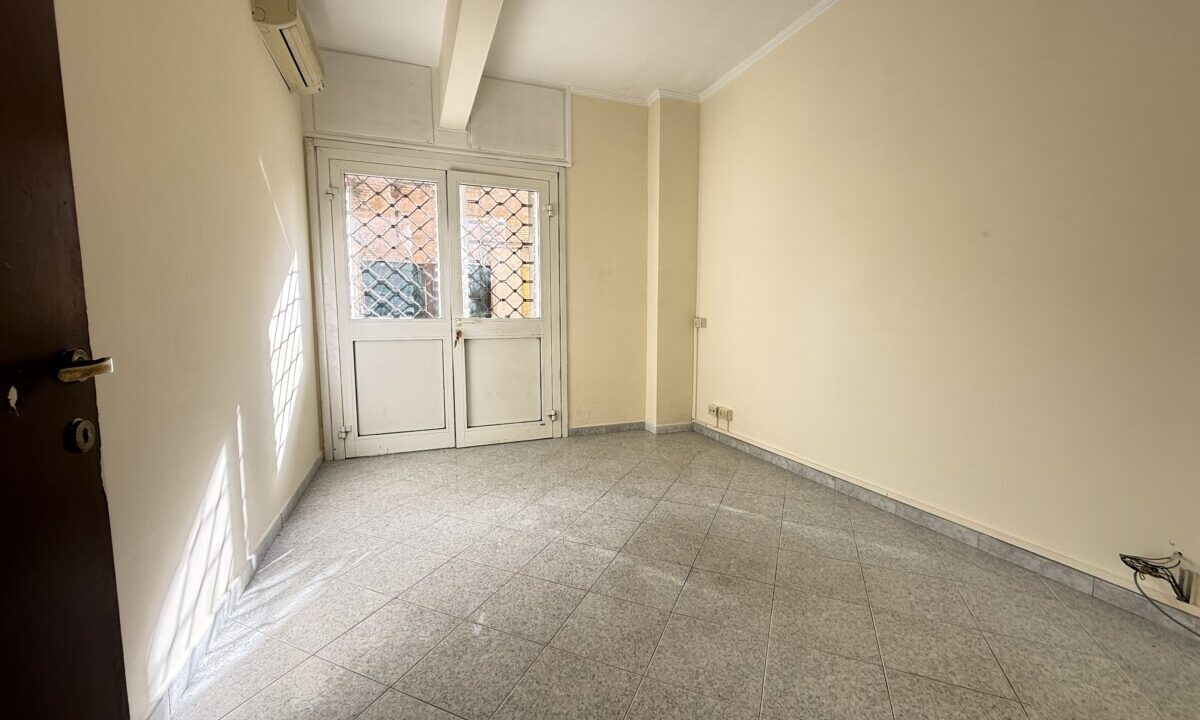 Trilocale in Vendita con Ampio Giardino e Posto Auto