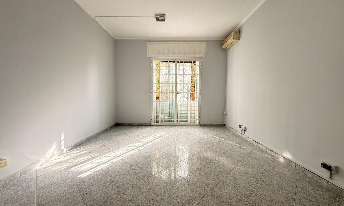 Trilocale in Vendita con Ampio Giardino e Posto Auto