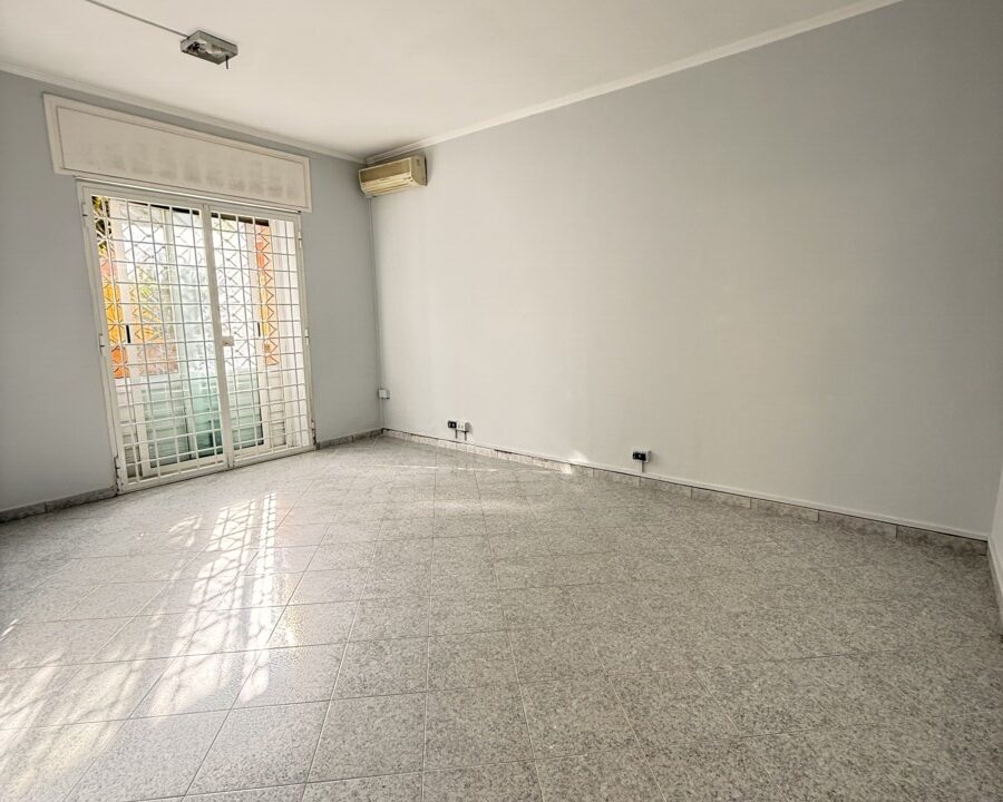 Trilocale in Vendita con Ampio Giardino e Posto Auto