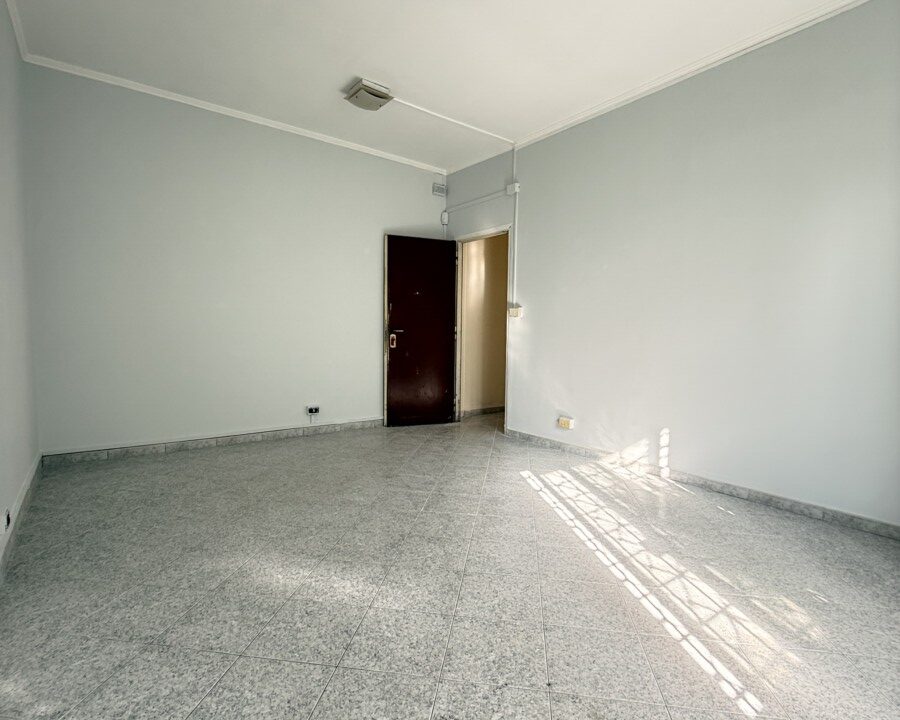 Trilocale in Vendita con Ampio Giardino e Posto Auto