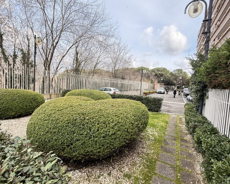 Splendido appartamento in Vendita - Via Roberto Ago con Giardino