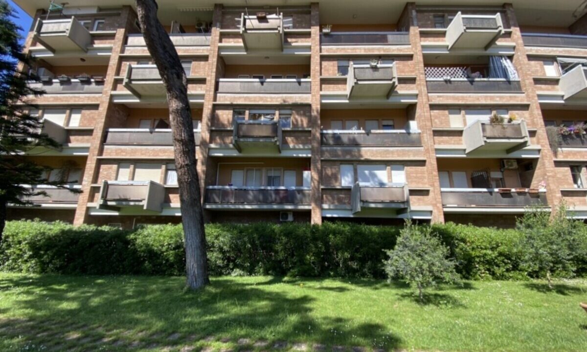 Bilocale Panoramico in Residence Esclusivo con Piscina – Aurelia Antica