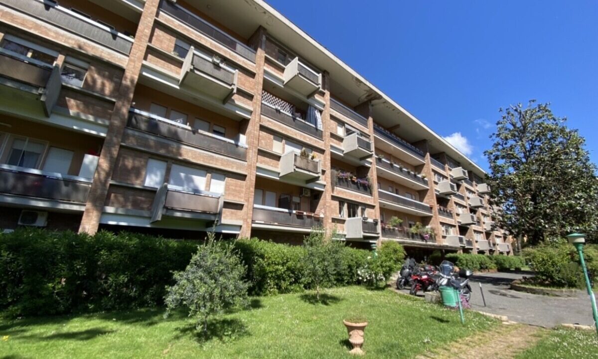 Bilocale Panoramico in Residence Esclusivo con Piscina – Aurelia Antica