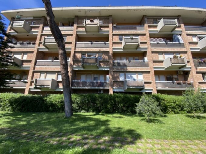 Bilocale Panoramico in Residence Esclusivo con Piscina – Aurelia Antica