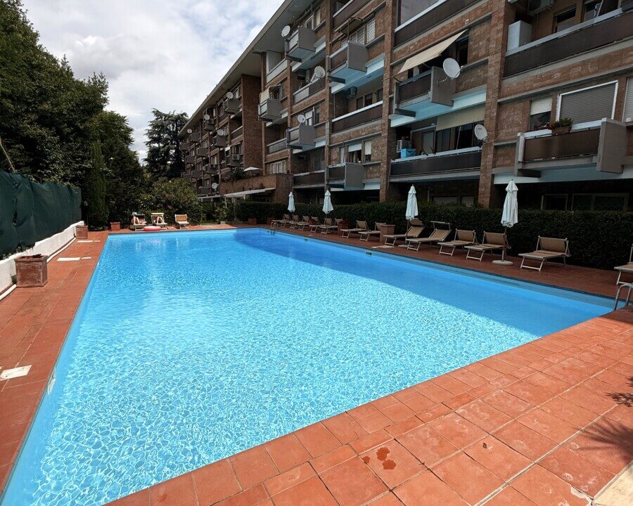Bilocale Panoramico in Residence Esclusivo con Piscina – Aurelia Antica