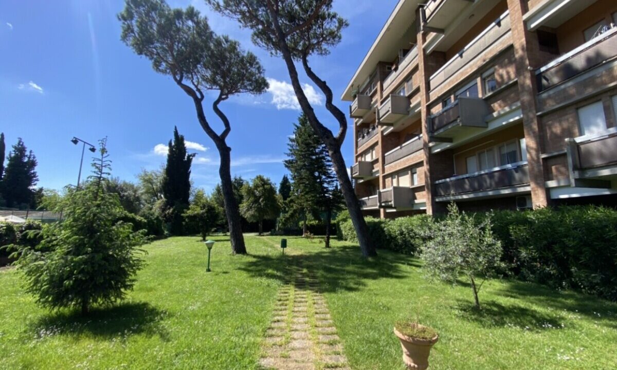 Bilocale Panoramico in Residence Esclusivo con Piscina – Aurelia Antica
