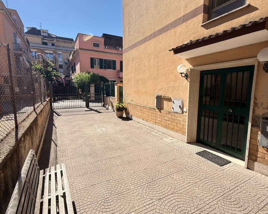 Bilocale Ristrutturato in Vendita Via Attaliana Roma